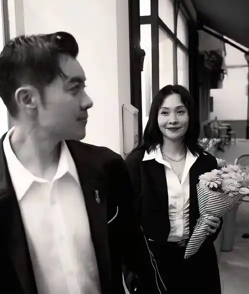 但夫妻俩私下里有视讯联系,而且,在梁汉文50岁生日时,林文慧手写长信