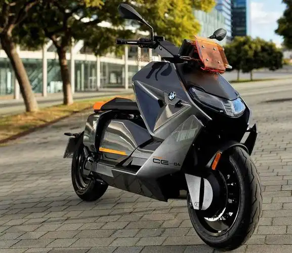 不乏各种高端电摩,但是无一例外售价都要比同等级的燃油摩托车高出