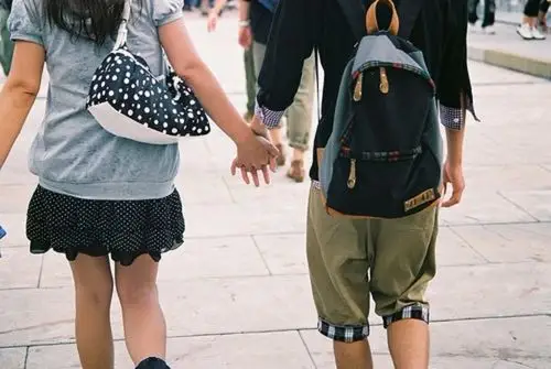 情侣,我很无奈,因为我也想被你牵着逛街,我也想和你手牵手走过我们