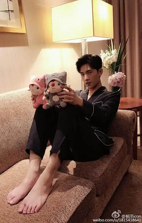 杨洋晒帅照 想不到脚指甲竟是亮点