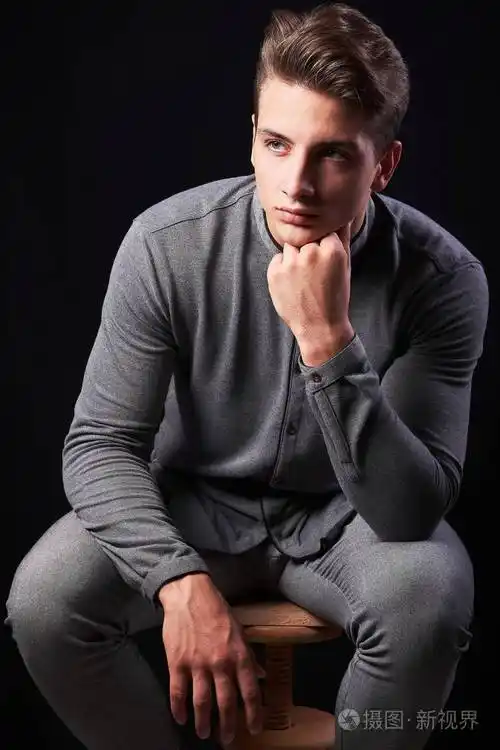 黑色背景下清秀帅哥时尚写真照片-正版商用图片2javnf-摄图新视界