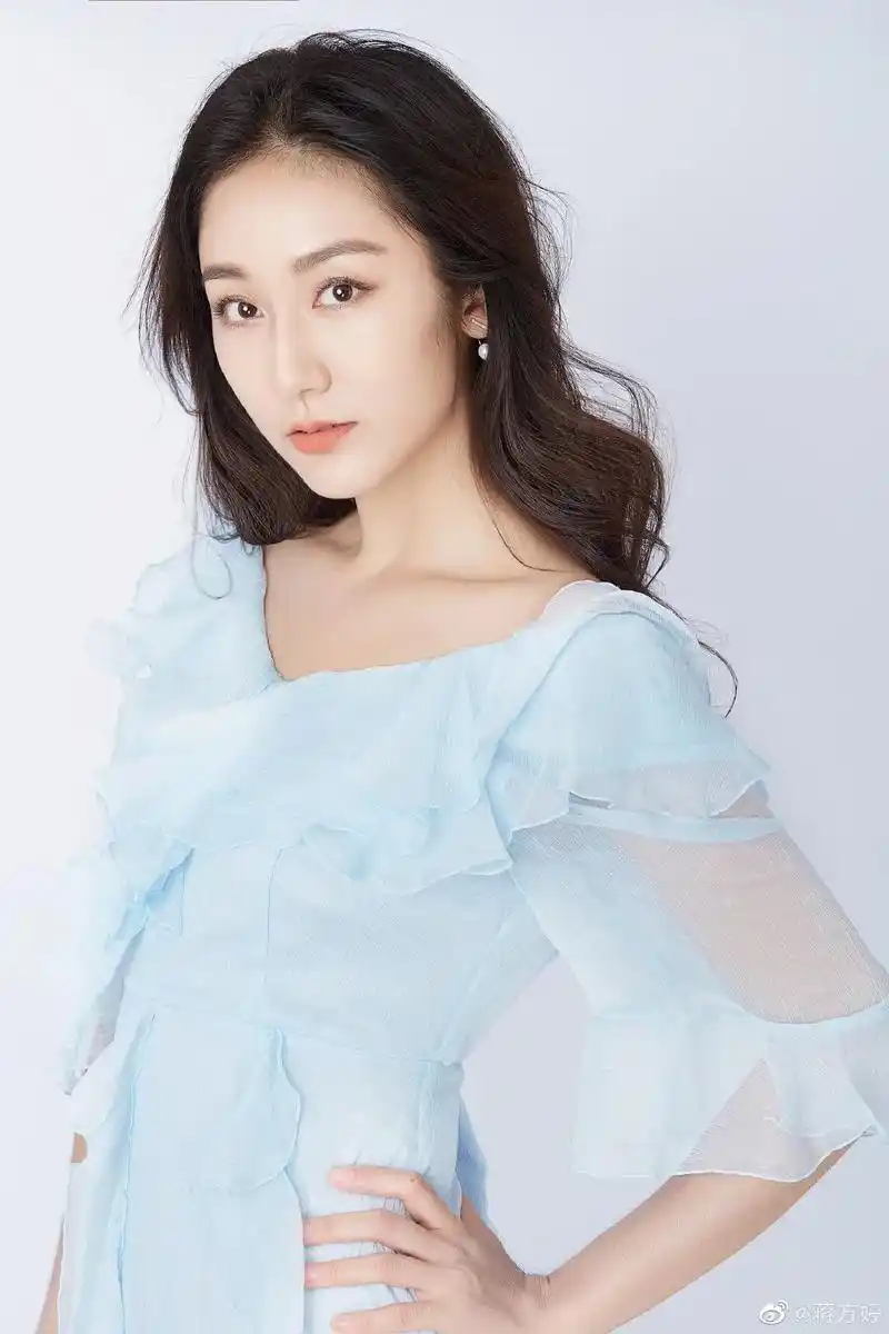 她叫蒋方婷,来自北京,巨蟹座,身高170,毕业于中央戏剧学院