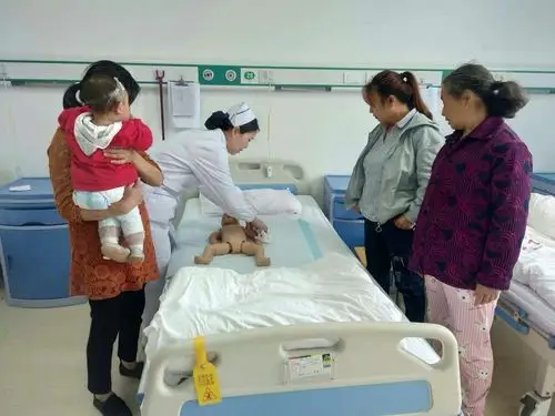儿科护士正耐心的教授一些小儿的护理注意事项