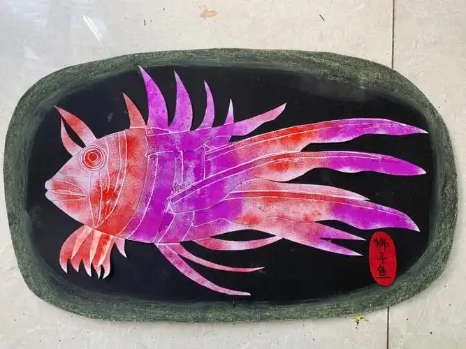 拼贴纸版画狮子鱼