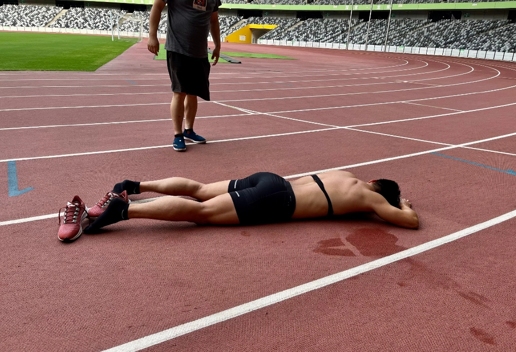 苏炳添累瘫倒地,腿部发达肌肉意外抢眼,网友评论:海参吃不出来