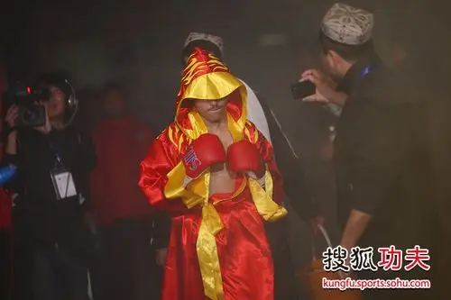 图文:天津wbo拳王争霸赛首日 选手出场瞬间