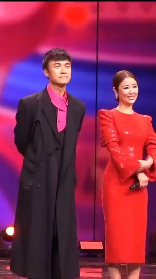 林心如和古巨基同框,俩人看到以前的戏,笑的好激动