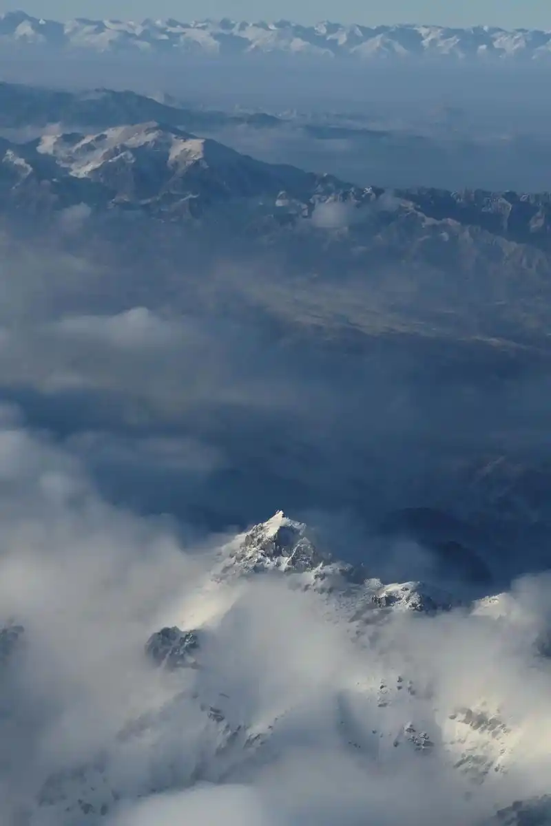 天山山脉的美不仅限于夏季的牧场与湖泊