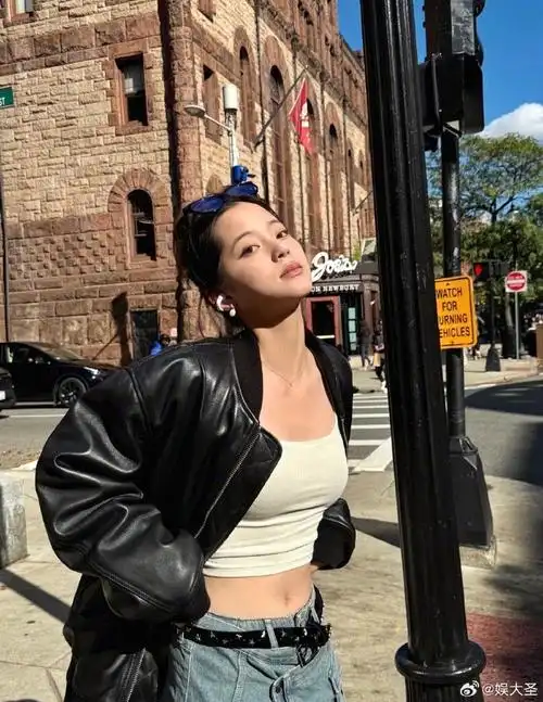 欧阳娜娜的耳机有点酷