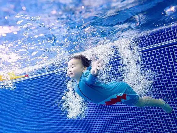 游泳对孩子的智力发展有帮助吗?|智力|儿童|澳洲_新浪新闻