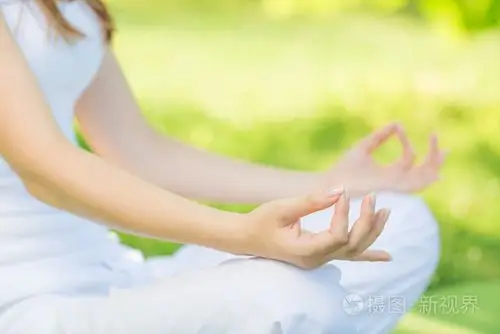 在莲花位置打坐的女人