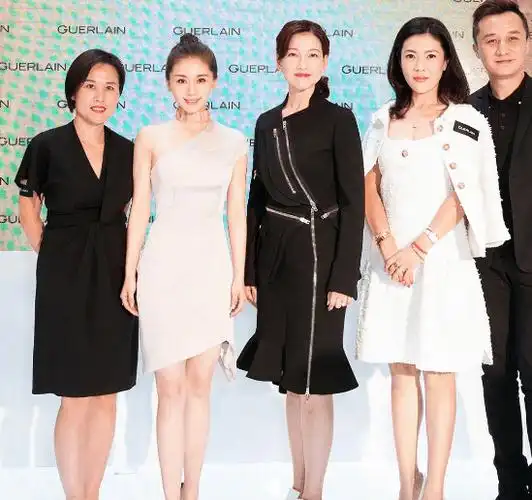 王子文跟苏芒合影, 粉丝: 心疼小妖精, 你也被苏总坑了