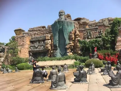 【携程攻略】常州淹城春秋乐园景点,到门口拿了份演出的节目单和景点