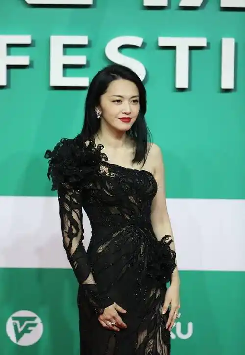 40岁姚晨太霸气,黑色时尚礼服秀时尚,烈焰红唇气场强_造型_美感_单肩