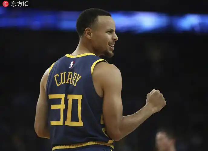 高清图:库里得分突破15000 霸气摇头指天庆祝