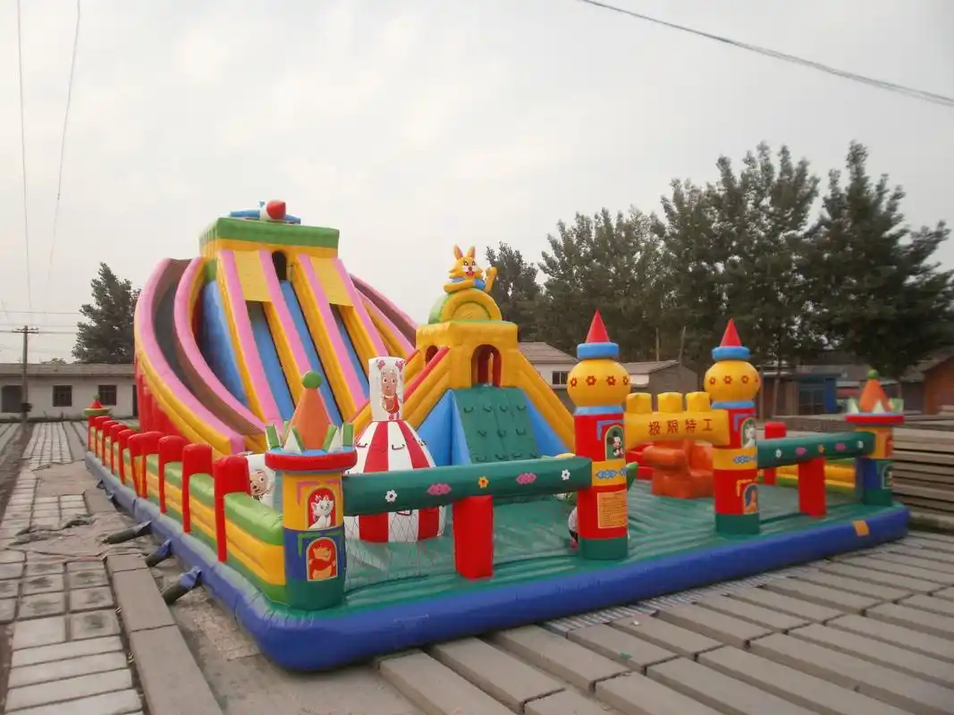 充气城堡被风吹上天,5名儿童被抛出,3名重伤,场面十分揪心-搜狐大视野