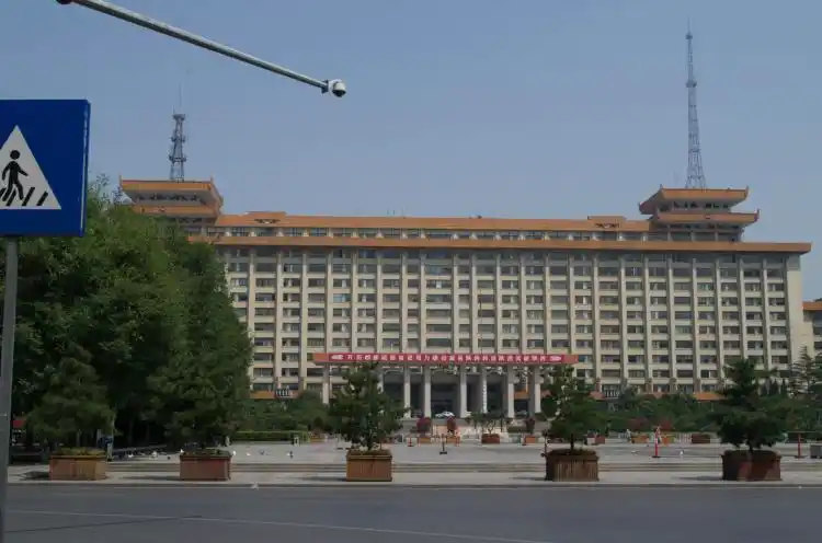 陕西省政府,前面是新城广场.