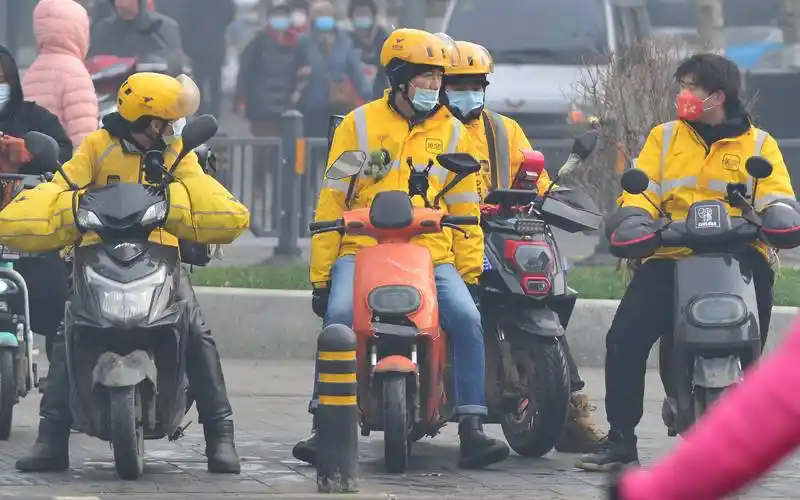 大街上忙于送餐的外卖员大军.