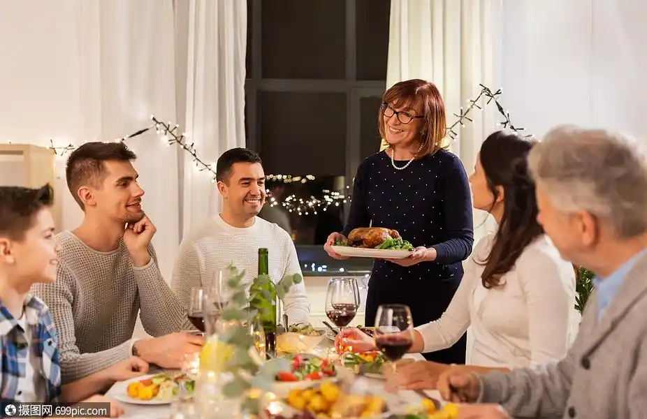 庆祝,节日人们的快乐的家庭家里吃烤鸡晚餐聚会幸福的