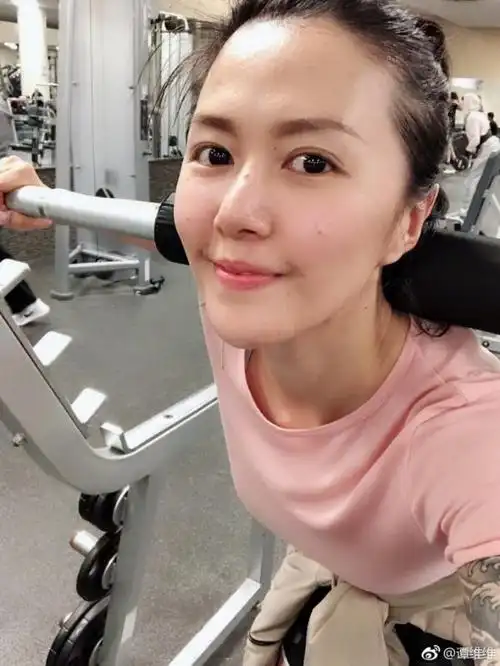 谭维维健身房运动小腿纤细自侃就是喜欢少女粉