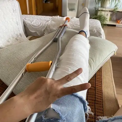 髌骨骨折已经三个星期然鹅月底结婚能拆石膏上台吗