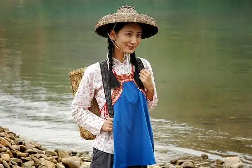 组图:《鸳鸯河》歌颂山村教师 政府大力支持