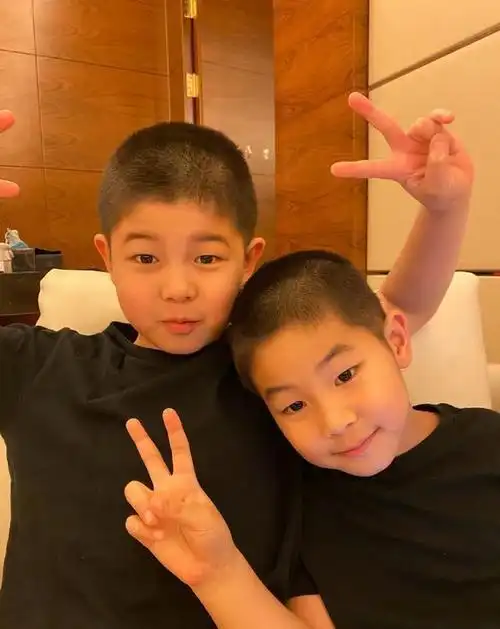 沙溢小鱼儿做面条好温馨5岁鱼儿疑戴近视眼镜换新发型长相逆袭