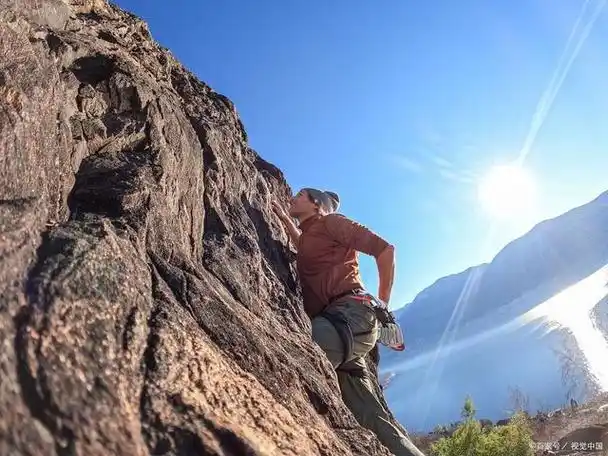 当你在努力攀登一座高峰时,脑中只有一个目标:登顶.
