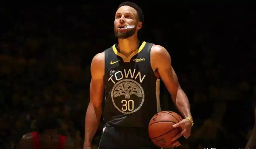 许多非勇士队球迷批评甚至嘲笑库里扔了18个三分球,意味着库里投篮不