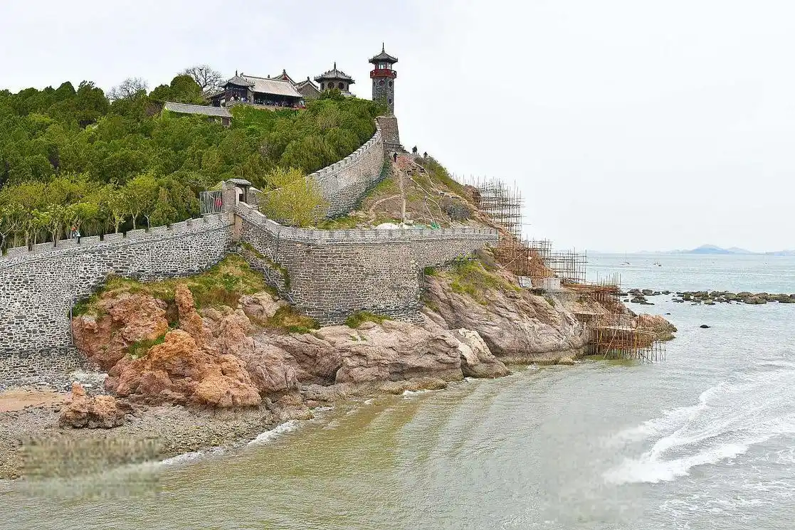 蓬莱阁:一个充满魅力和神秘的地方 蓬莱阁,位于山东省烟台市蓬莱区,是