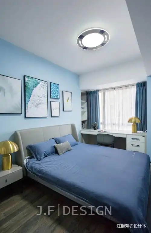 男孩房简洁干净,连排的书桌深蓝色的床品加上简约的吸顶灯,令房间除了