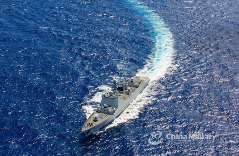 海军呼和浩特号驱逐舰在南海演练
