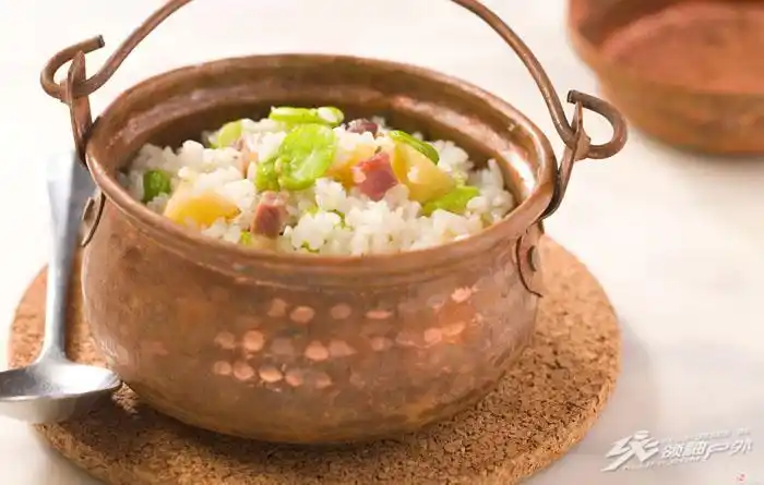 (铜锅的烹调使洋芋饭的味道更加醇美可口)