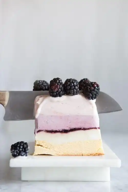 一边吃着西式糕点一边喝茶.