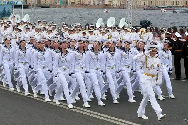 俄罗斯海军节将至 圣彼得堡举行阅兵仪式彩排