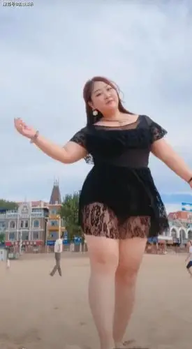 170斤胖女孩来到沙滩上放飞自我