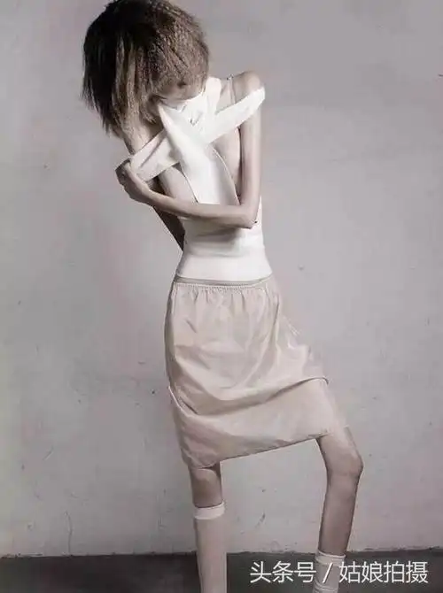 德国摄影师ivonnethein拍摄了一组,重度厌食症患者的特写照片.