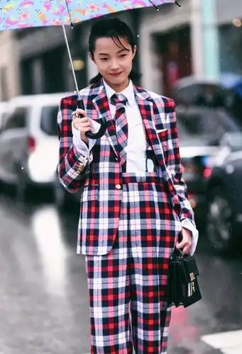 "中国模特第一人"刘雯宝刀已老?30岁雎晓雯状态极佳,腿长2米