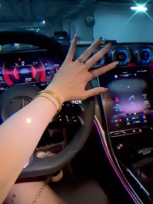 女生单手打方向盘yyds2022奔驰c260l