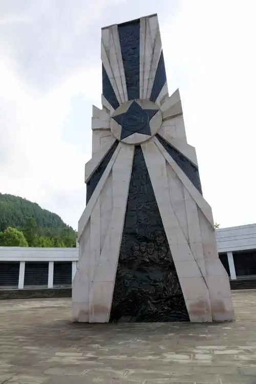 敬谒王坪烈士墓