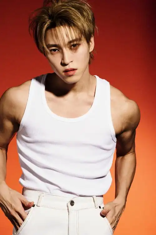 一件白色背心就能溢出屏幕的魅力肌肉线条 眼神杀!