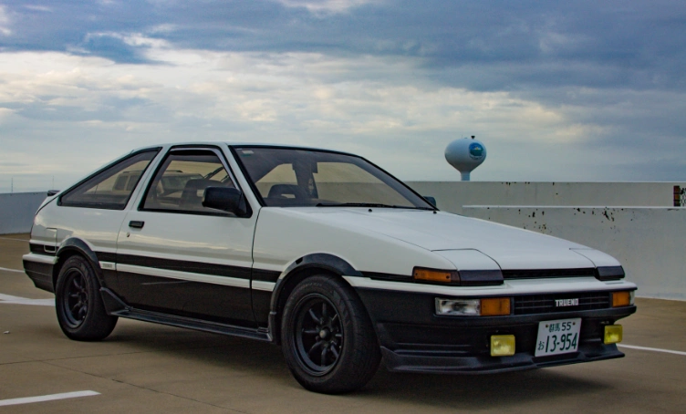 秋名山的86指的是ae86,ae86是丰田出厂的一款小巧轻量经济效益取向的