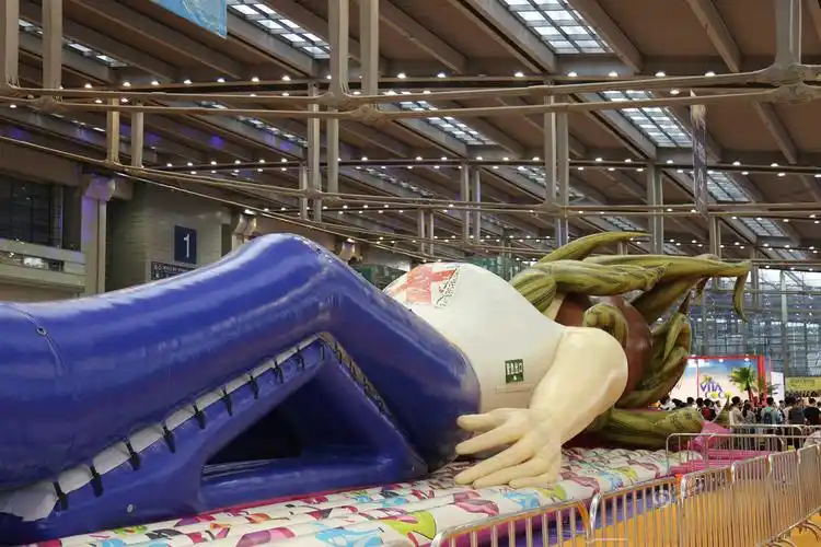 28米长巨型充气娃娃亮相深圳