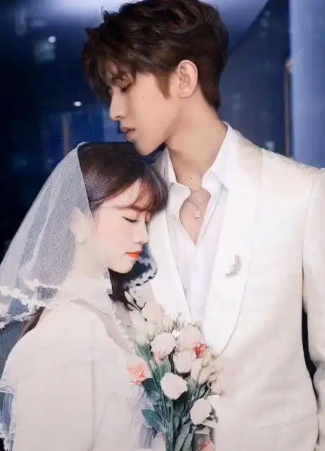 蔡徐坤亲密照片爆出很多网友看到后都炸了女朋友还是老婆