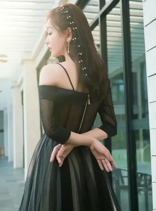杨蓉穿黑色薄纱裙子芳菲妩媚青春靓丽