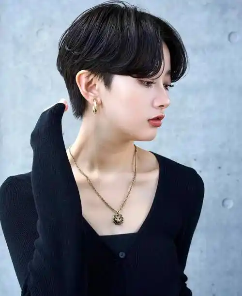 帅气中分女士短发,一看就不一样,喜欢就试试