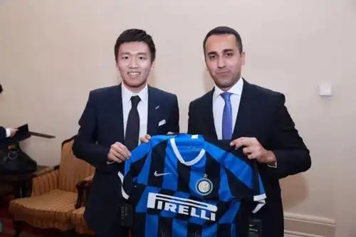 (苏宁国际总裁张康阳与意大利副总理迪马约会面,并赠送国际米兰锹衣