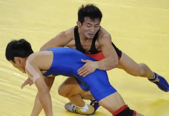 当日,在济南举行的第十一届全国运动会摔跤男子自由式55公斤级比赛中