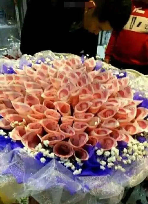 豪气男票用人民币做花送女友希望她有钱花随便花