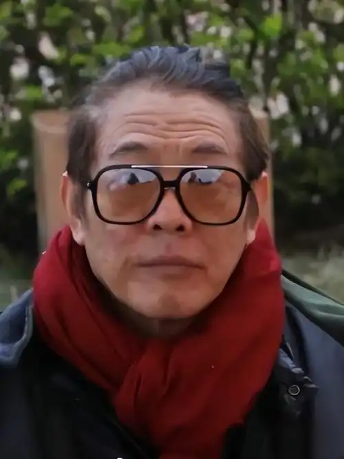 李连杰近照曝光,扎小辫,满脸黑色老年斑,老得差点认不出来_腾讯新闻